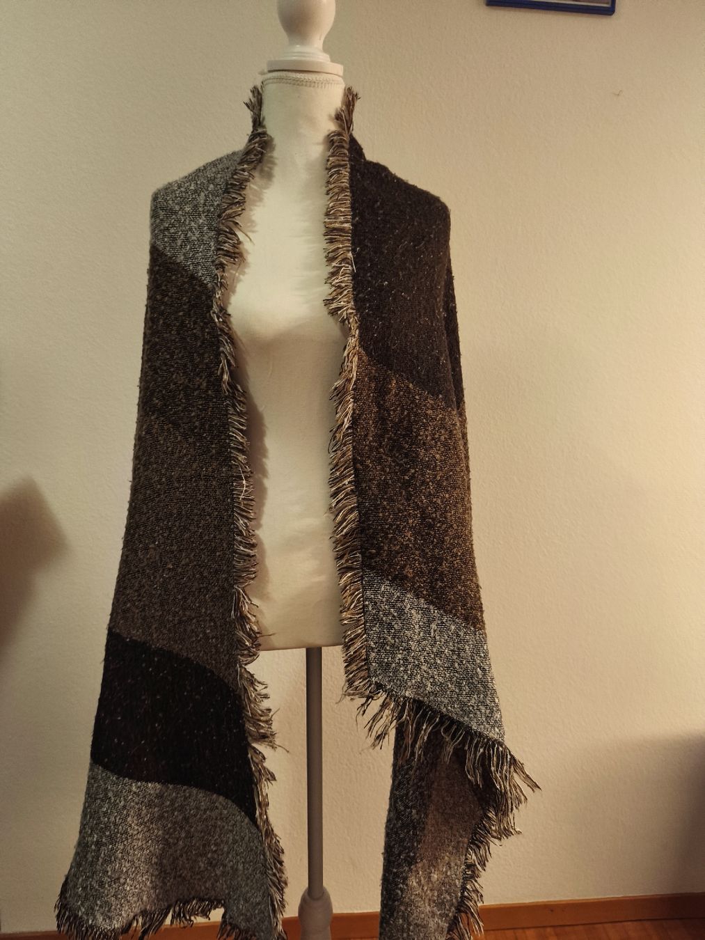 Foulards, Tücher & Schals: Warmer Schal mit Fransen, oder Poncho – Gebraucht aus Winterthur von leovale 1