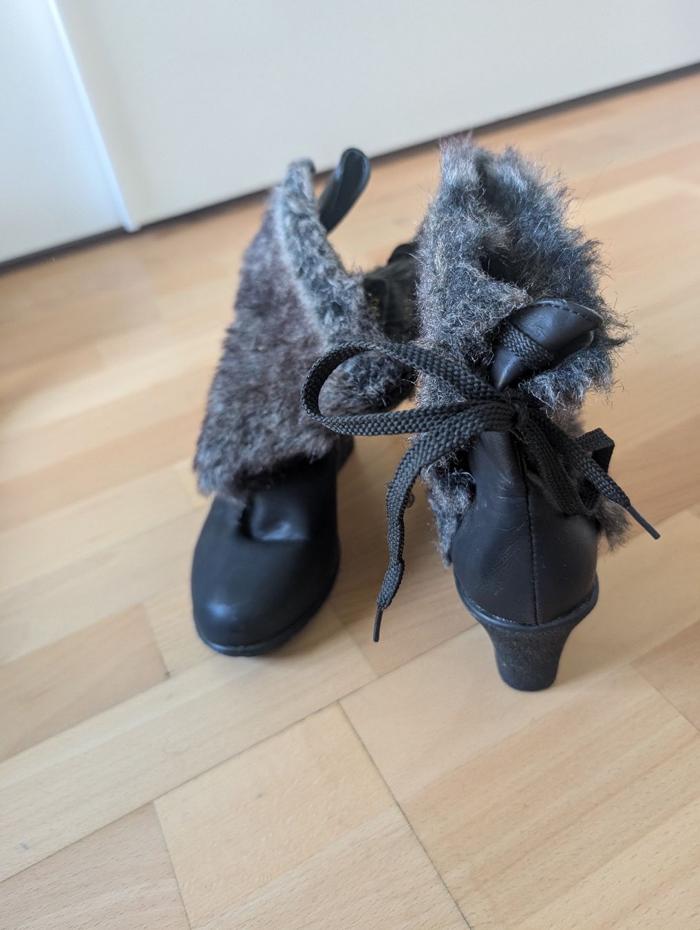 Scarpe da donna: Schwarze Stiefeletten mit Kunstfell – Nuovo (secondo la descrizione) da Wallisellen venduto da sca97 1