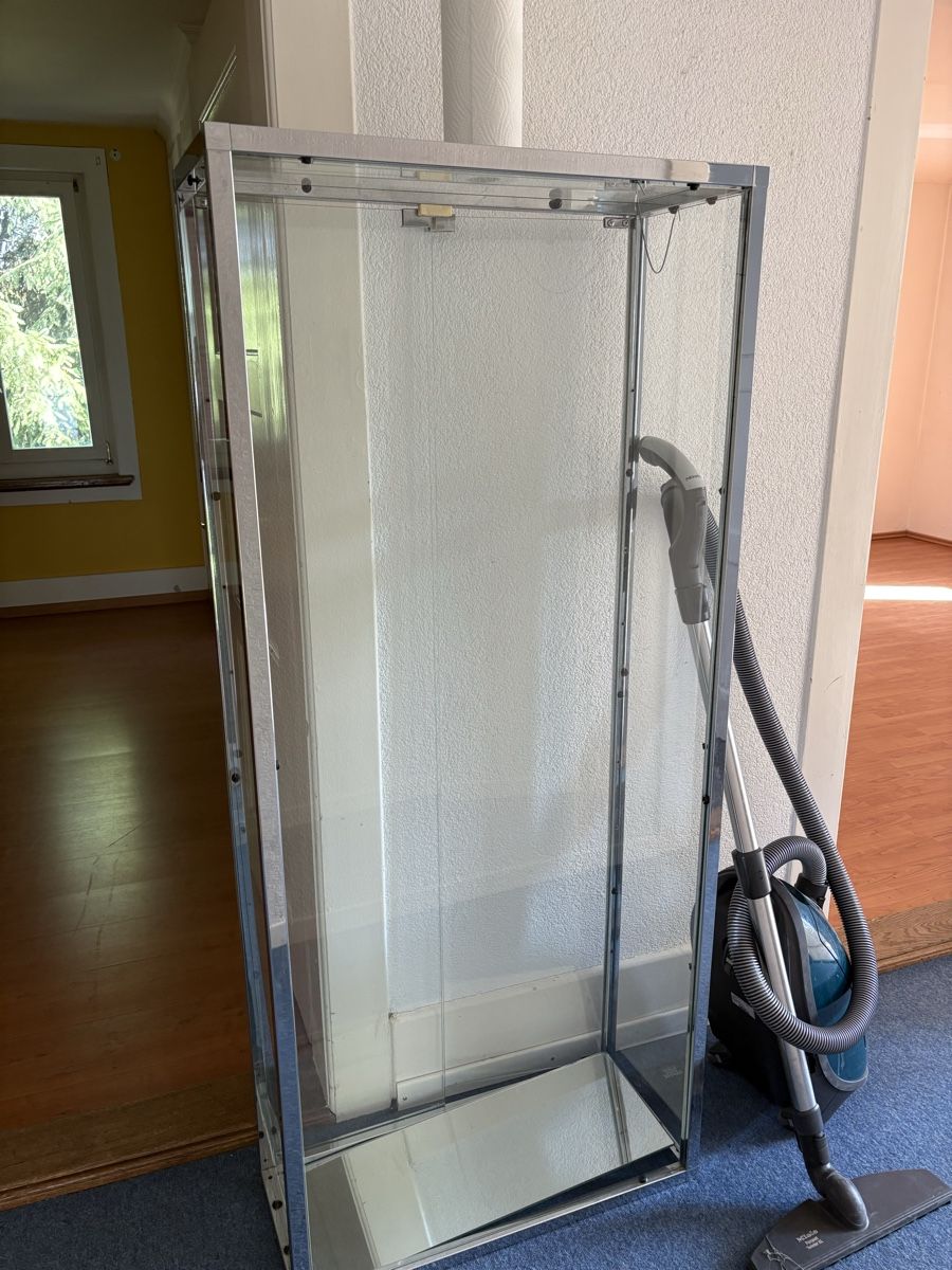 Vitrinen: Verkaufsvitrine – Gebraucht aus Busswil b.Melchnau von lemmyfreakluc