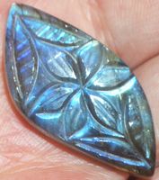 Cabochon L-1388 – Flash Labradorit mit Blume – 38x19mm