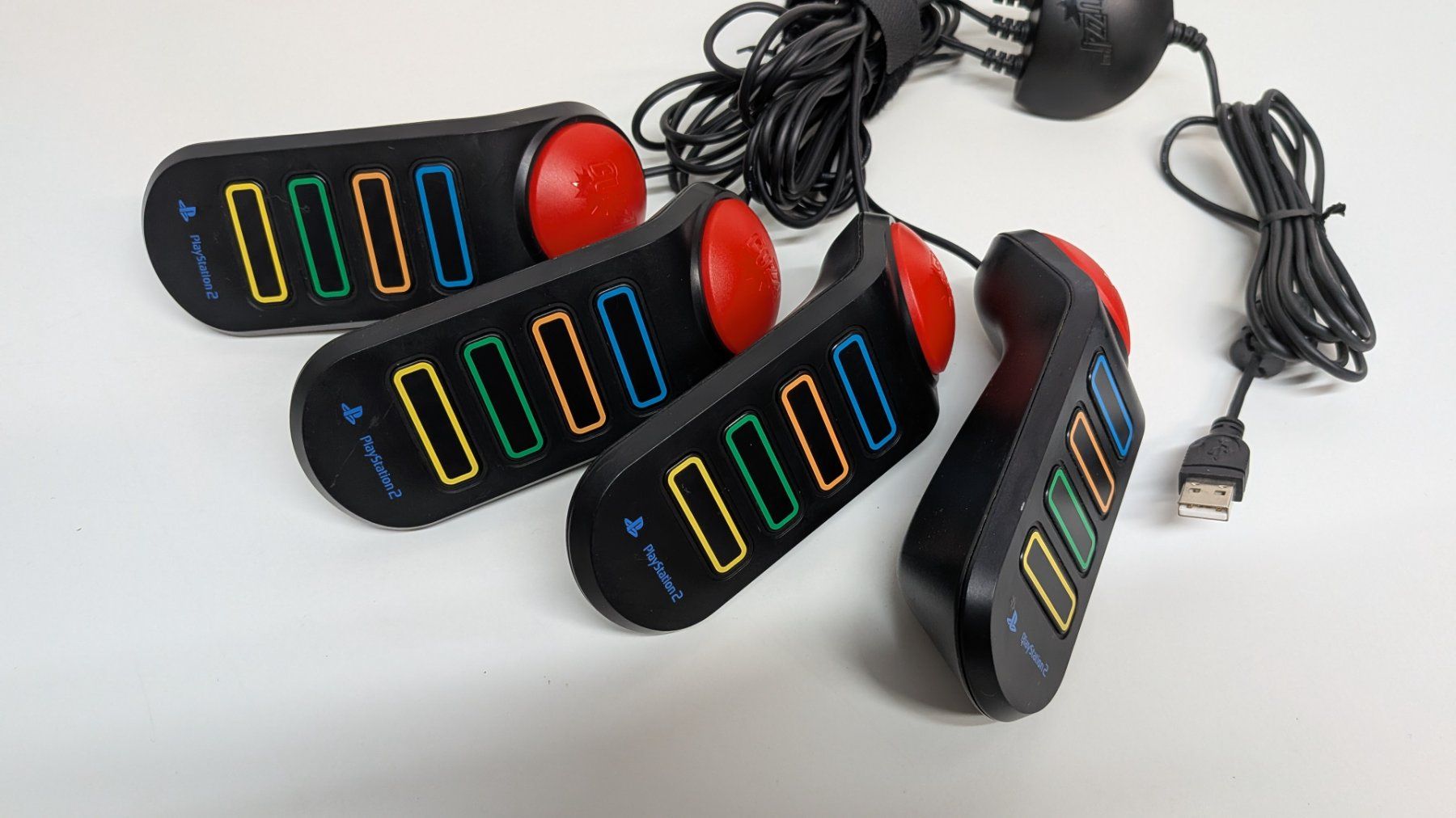 Giochi: 4 PlayStation Buzzer mit 3 Buzz!-Games, PS2 – Usato da Menziken venduto da mame18 1