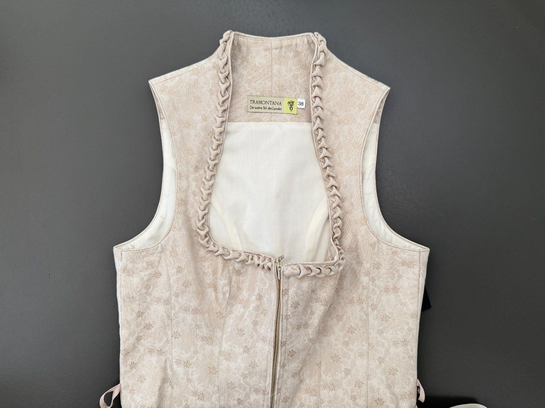 Costumi: Top-Dirndl inkl. Schürze & Bluse | beige | Gr. 38 – Nuovo e nell'imballaggio originale da Zürich venduto da chrirana 1