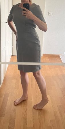 Graues Stretch-Damenkleid von Vero Moda mit kurzen Ärmeln