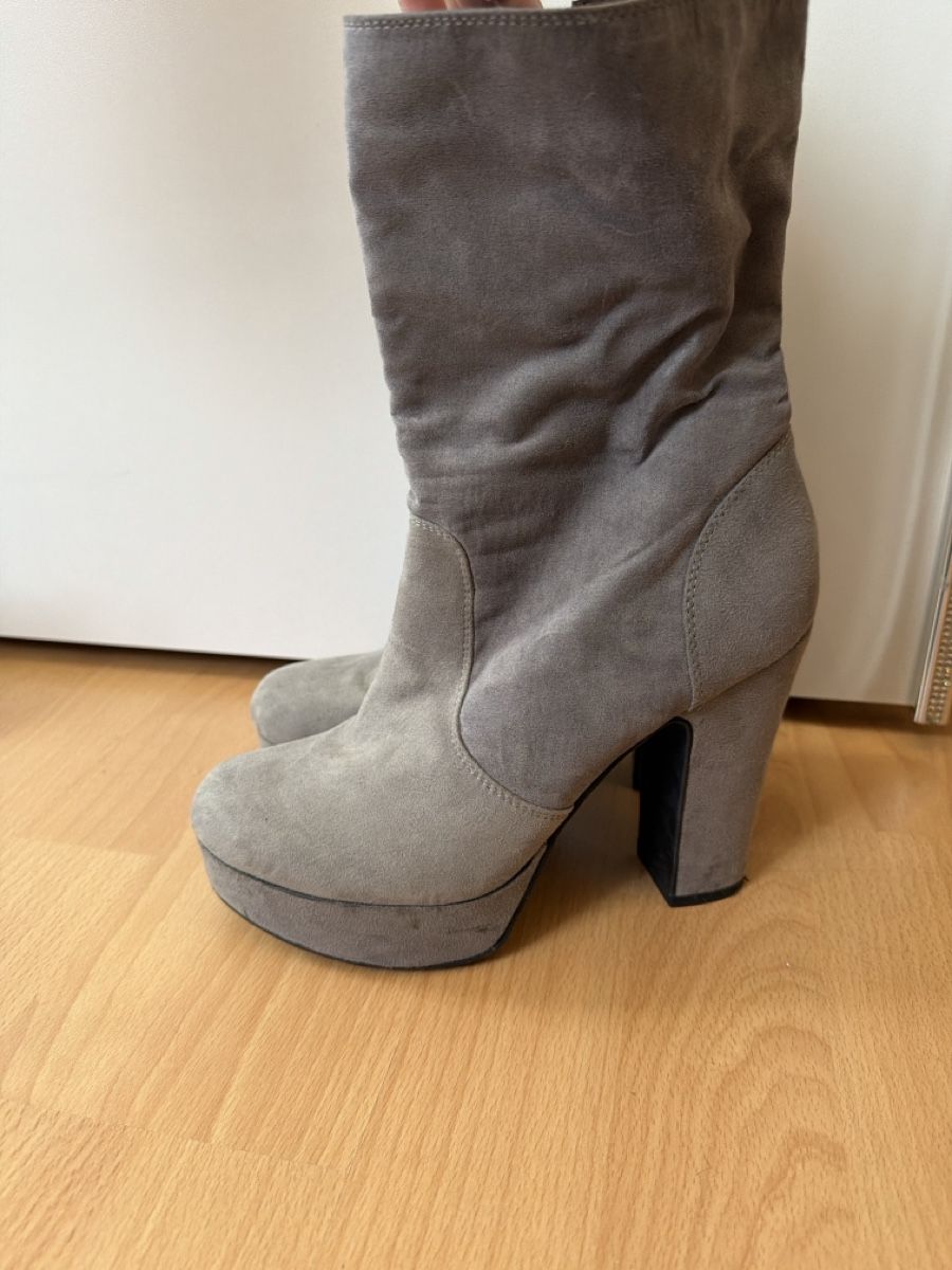 Scarpe da donna: Graue Stiefel mit Absatz – Usato da Dagmersellen venduto da SabrinaZu