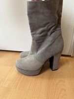 Graue Stiefel mit Absatz