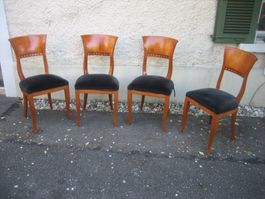 4 Stühle aus Holz, abgenutzt