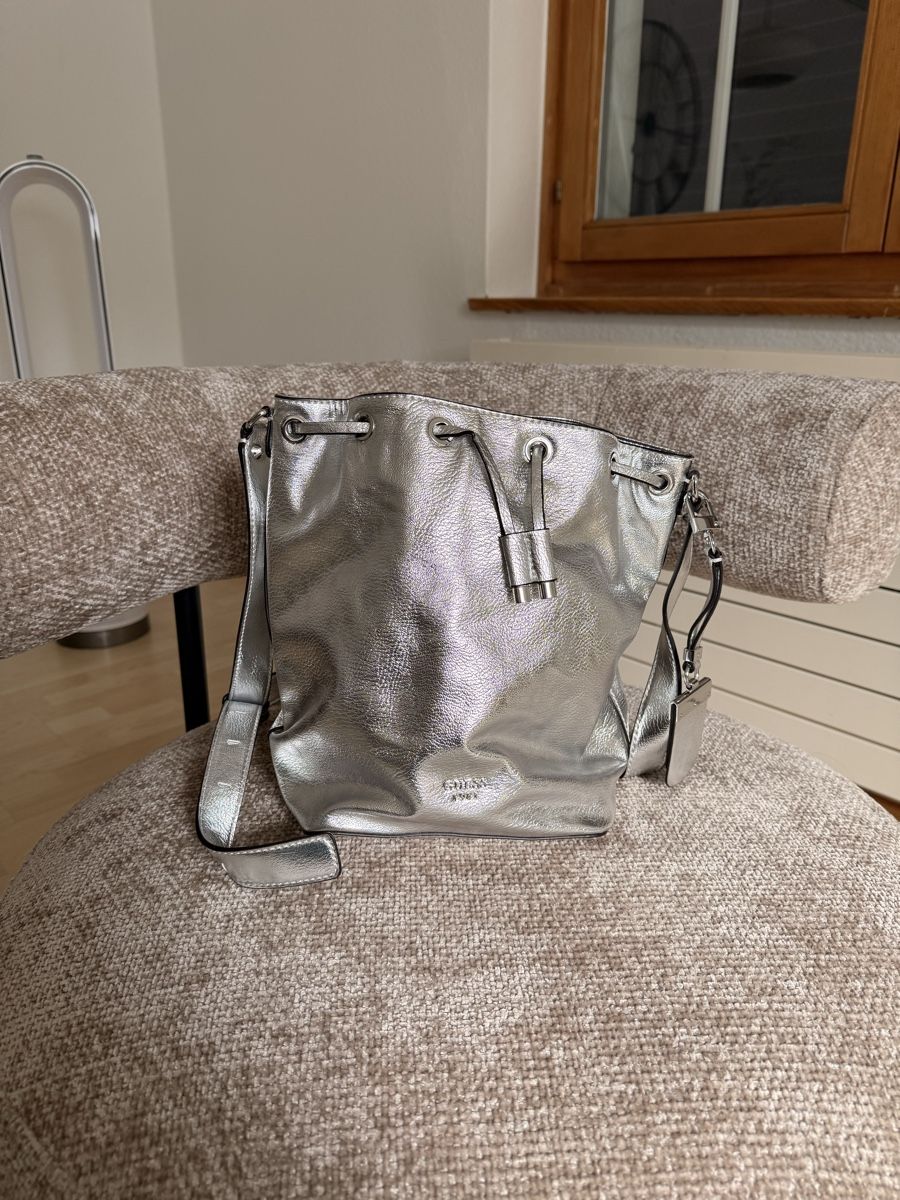 Guess Sacs femmes: Guess Umhängetasche – Neuf avec emballage d'origine à Hölstein par leoritav