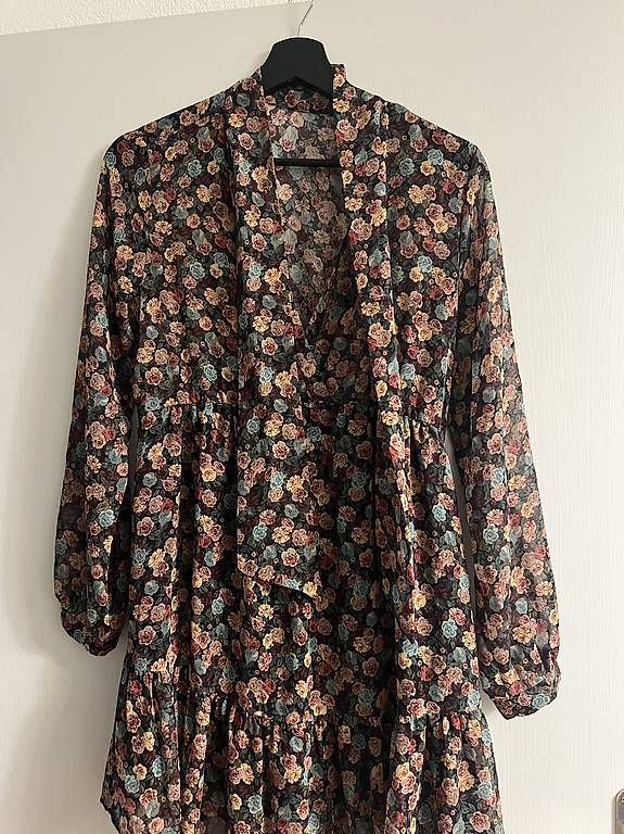 Lotti di vestiti: 3 Blumenkleider Gr. S – Usato da Tuggen venduto da Tantas 1