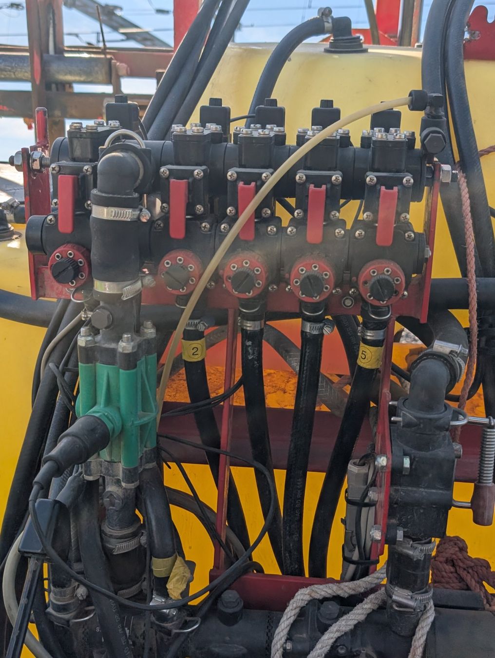 Tutte le macchine: Rau D2 Feldspritze 15m mit hydr. Balken – Usato da Henggart venduto da mar_jvc7 2