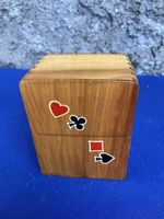Holzetui mit Spielkarten aus Holz und Kartenspiel