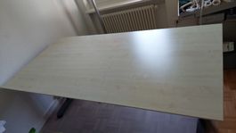 grosser Bürotisch (2m x 1m), höhenvestellbar, hell, stabil