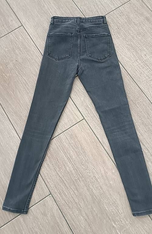 Pantaloni: Bershka Hosen Grösse 34 – Usato da Muotathal venduto da pigi02 1