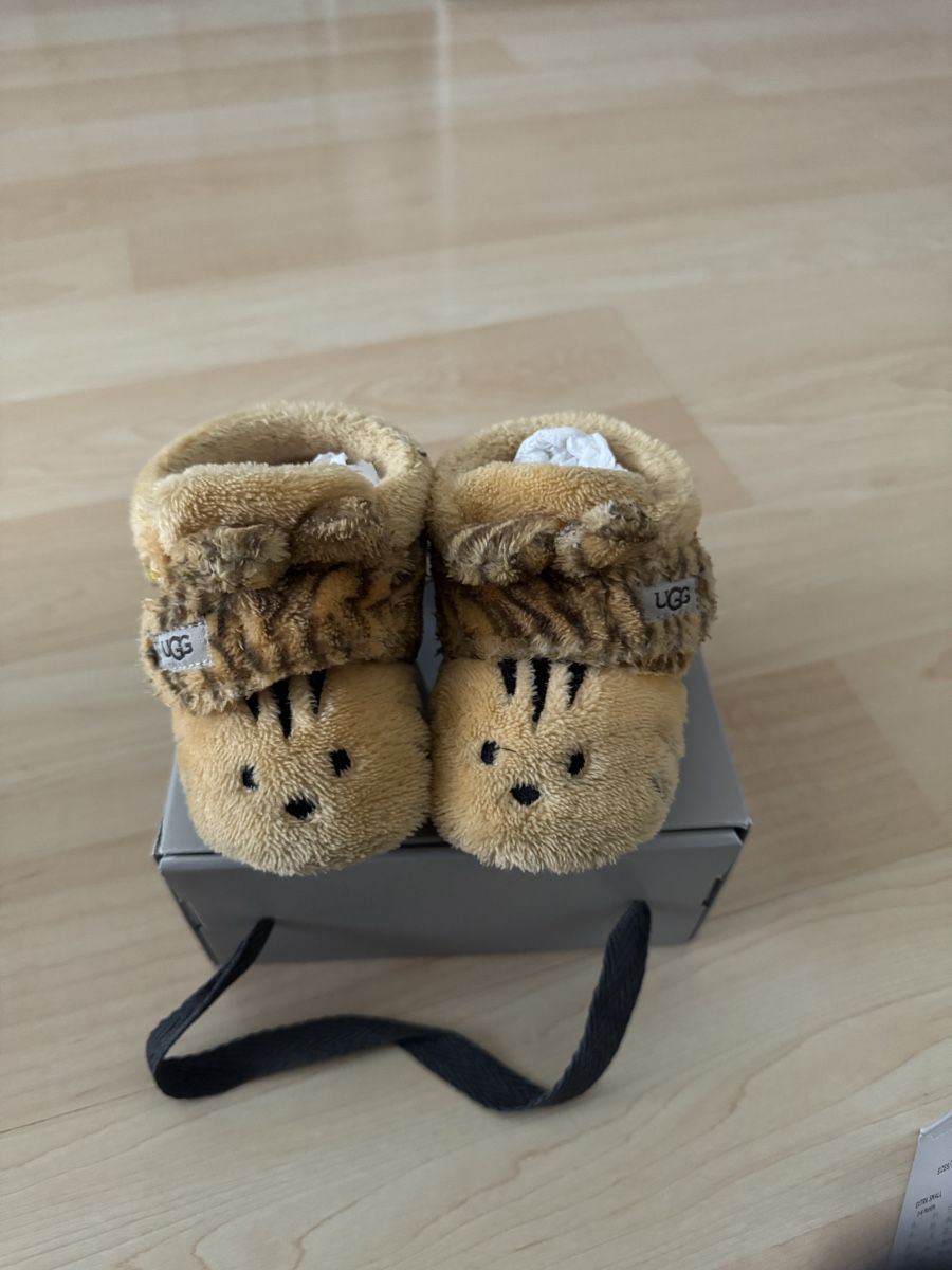 Ugg Schuhe für Jungen: UGG I BIXBEE TIGER STUFFIE – Gebraucht aus Rotkreuz von luxurybe