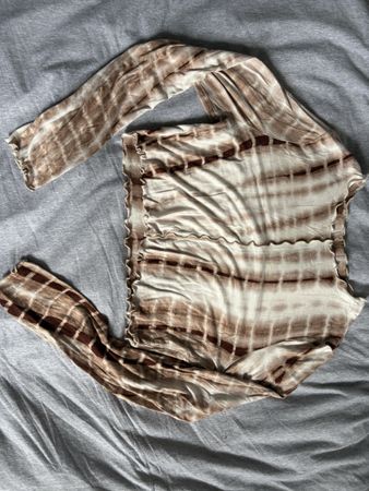 Langarmshirt mit Rüschen im lässigen Tie-Dye Look