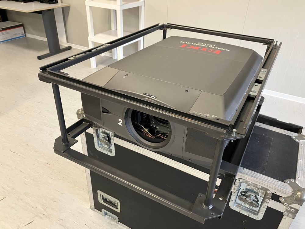 BEAMER / PROIETTORE Eiki ( Sanyo ) LC - XT3 10'000 ansi-lum. (Gebraucht ...