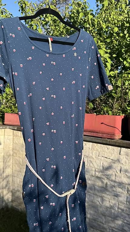 Kleider: Blaues Ragwear Kleid mit Erdbeermuster Gr. L – Gebraucht aus Reinach BL von Enodel