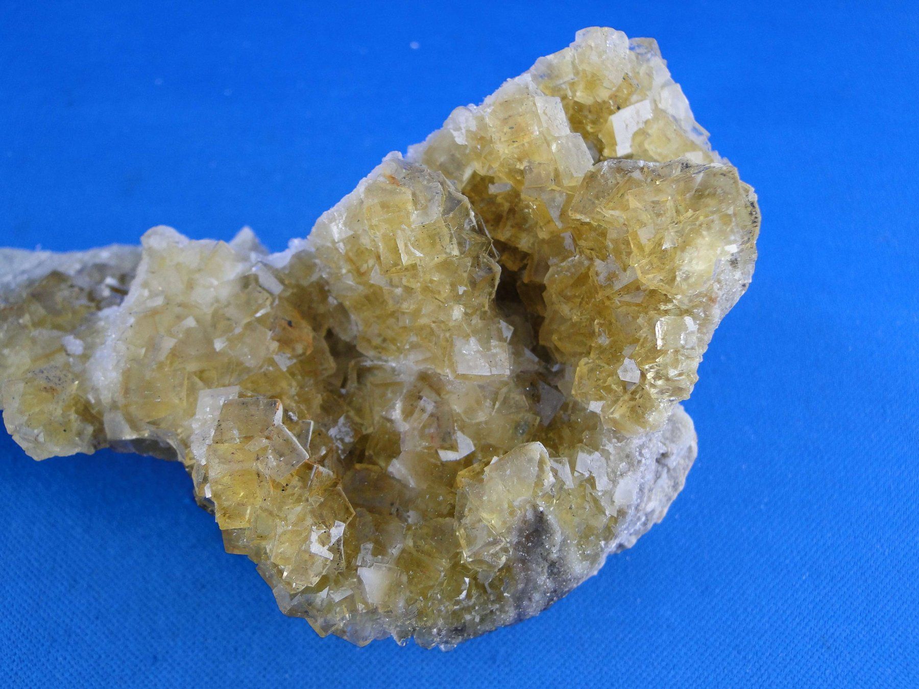 Minerali & Pietre curative: Honiggelbe Fluorit-Stufe mit Dolomit – Usato da Schinznach Bad venduto da Demerald 6
