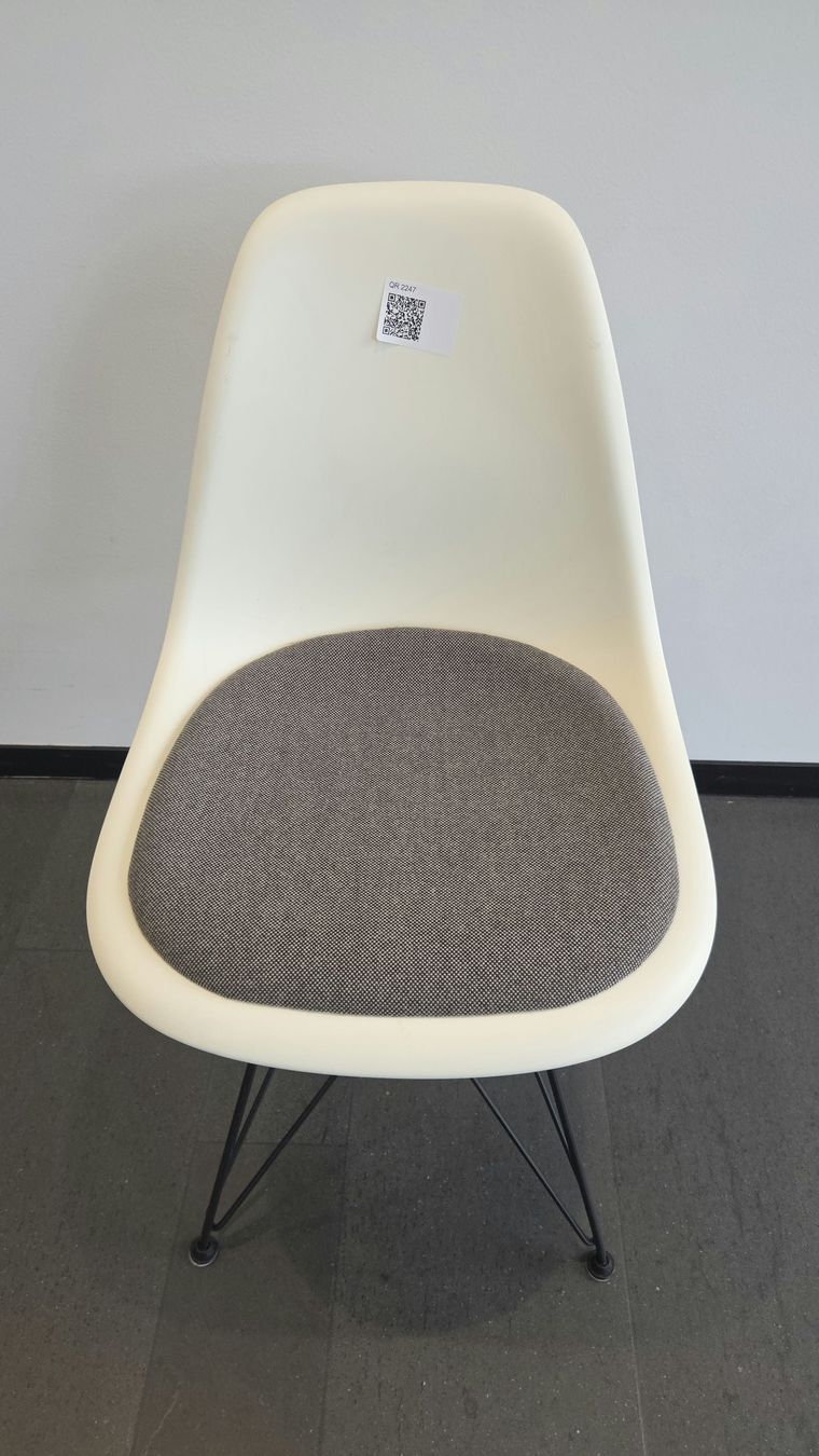 Vitra Sedie: Vitra Eames Plastic Chair DSR, Eisgrau, Polster Graublau – Usato da Affoltern am Albis venduto da Zapro 3