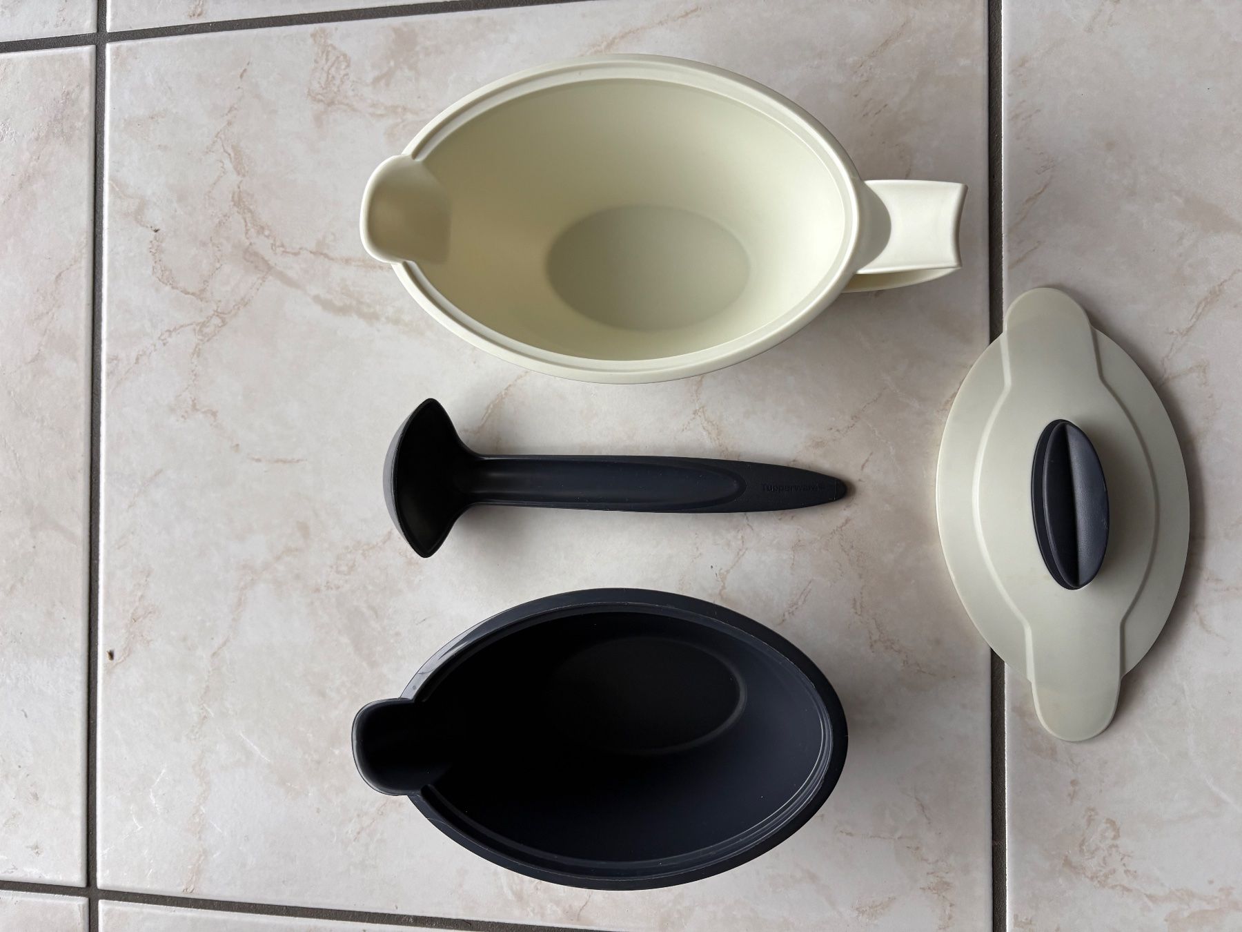 Tupperware Contenitori & Simili: Tupperware Sauciere mit Löffel und zwei Schüsseln – Usato da Lauerz venduto da Zuergi