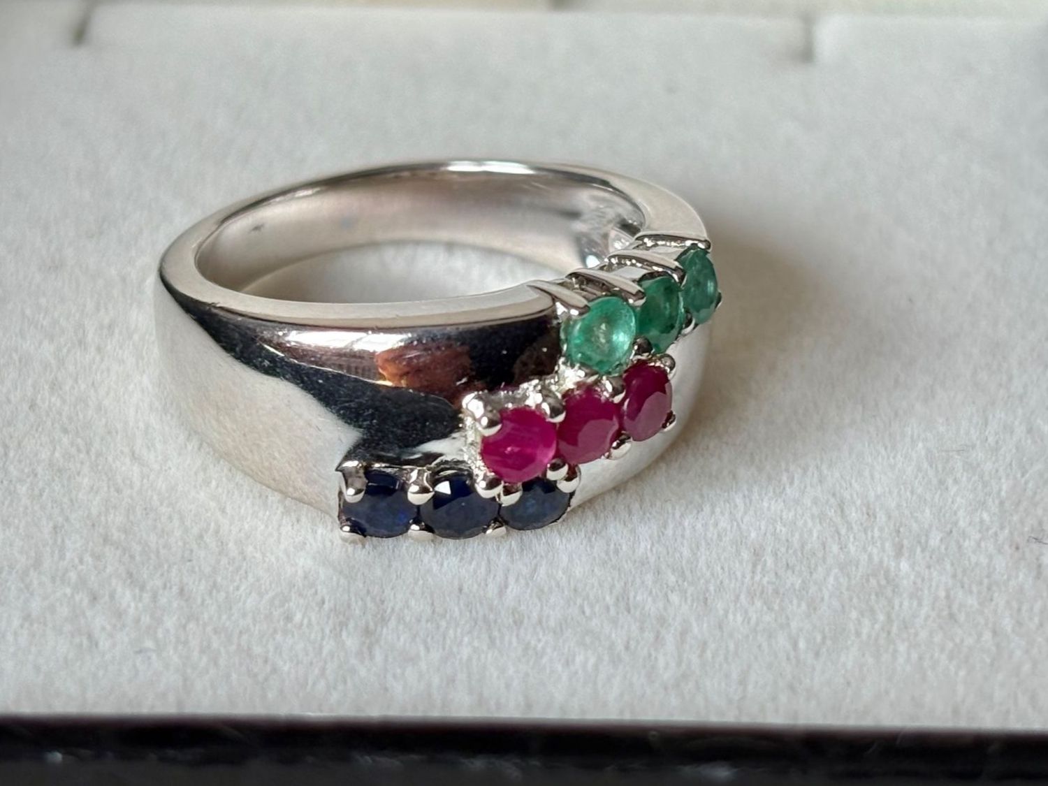 Anelli: Ring Trilogie Rubin, Smaragd, Saphir, S925, Gr. 57, NEU – Nuovo (secondo la descrizione) da Brugg AG venduto da lau_9rvy 1
