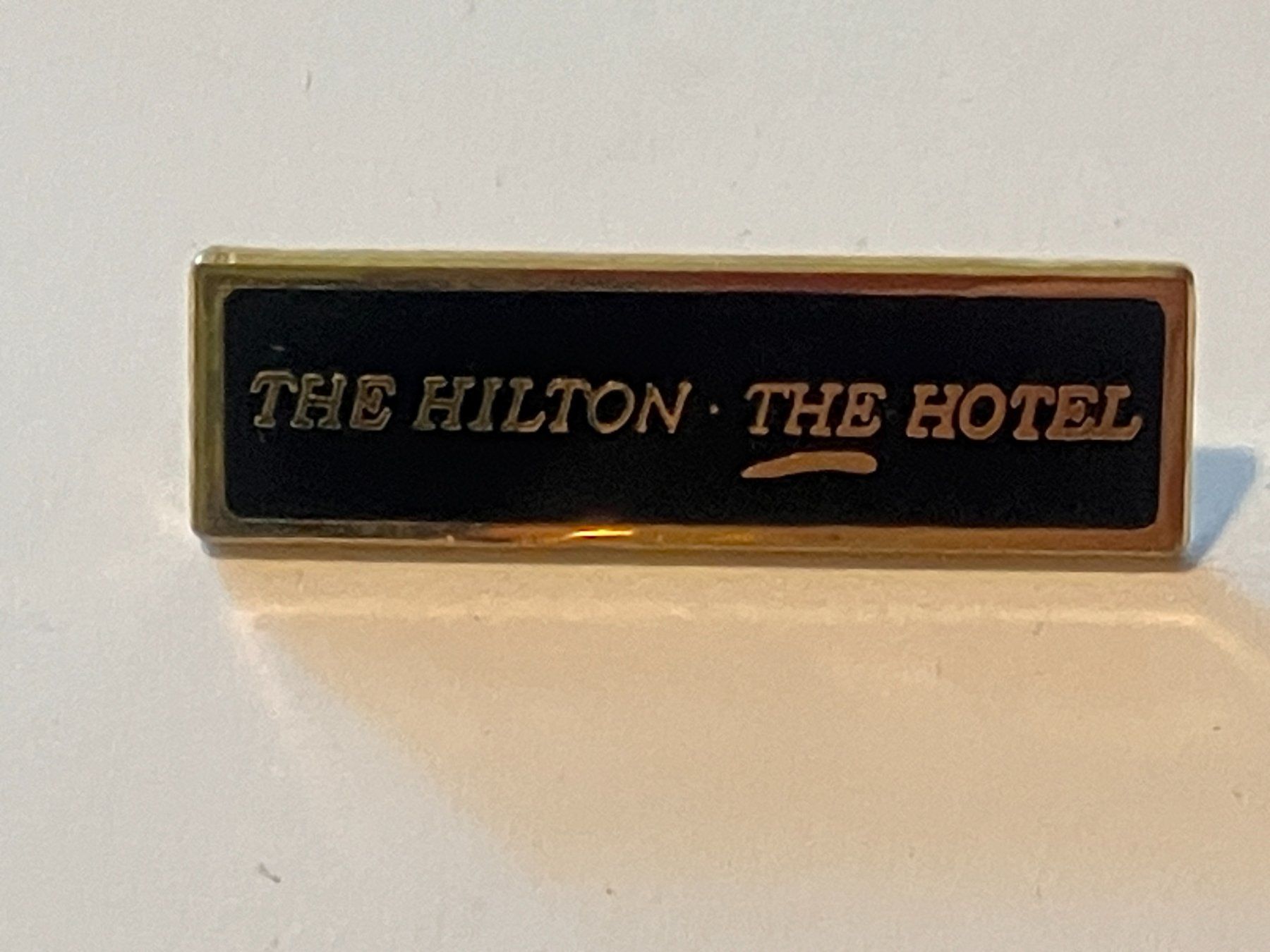 Plaketten & Abzeichen: 1 Pin The Hilton - The Hotel – Gebraucht aus Basel von djwwpp