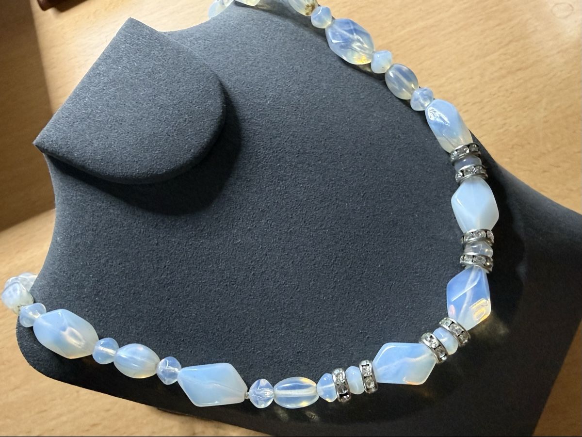 Catenine: Antike Halskette aus Opalglas mit Strass-Elementen – Usato da Lamone venduto da LaCantinaMagica 1
