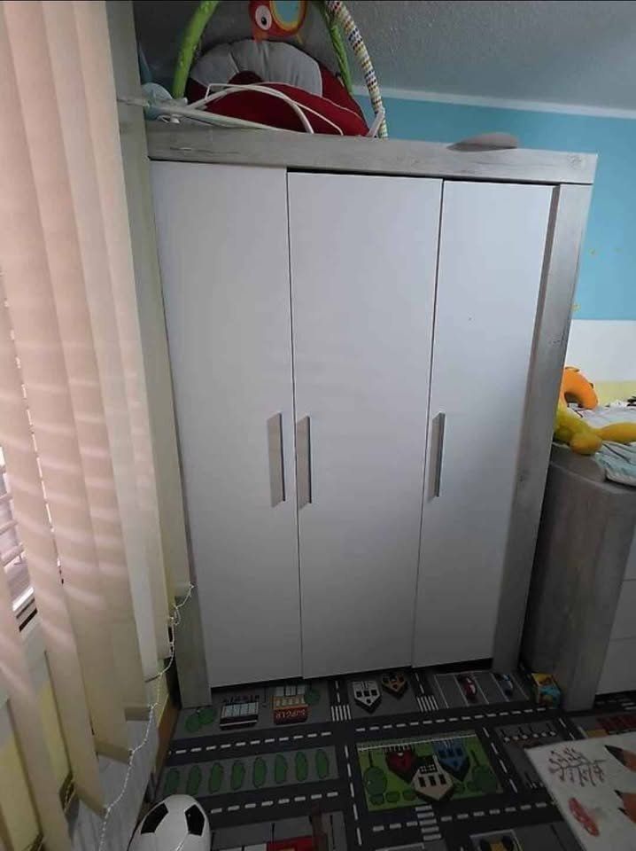 Schränke: Kinderkleiderschrank grau – Gebraucht aus Sirnach von 12101963 1