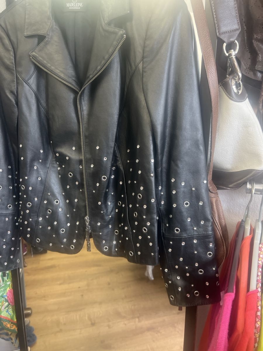 Madeleine Giacche: Schwarze Echtlederjacke mit Nieten & Ringen - Gr. 36-38 – Usato da Olten venduto da AtelierSecondhand23 2