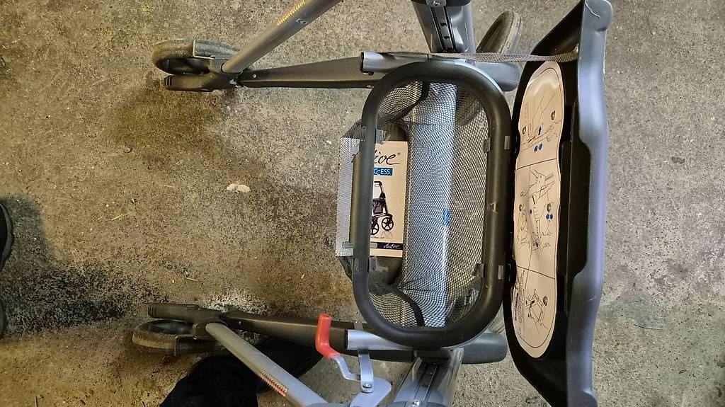 Sedie a rotelle: Rollstuhl ZEBRA inkl Schlupfsack plus Rollator – Usato da Bichelsee venduto da Achso 3