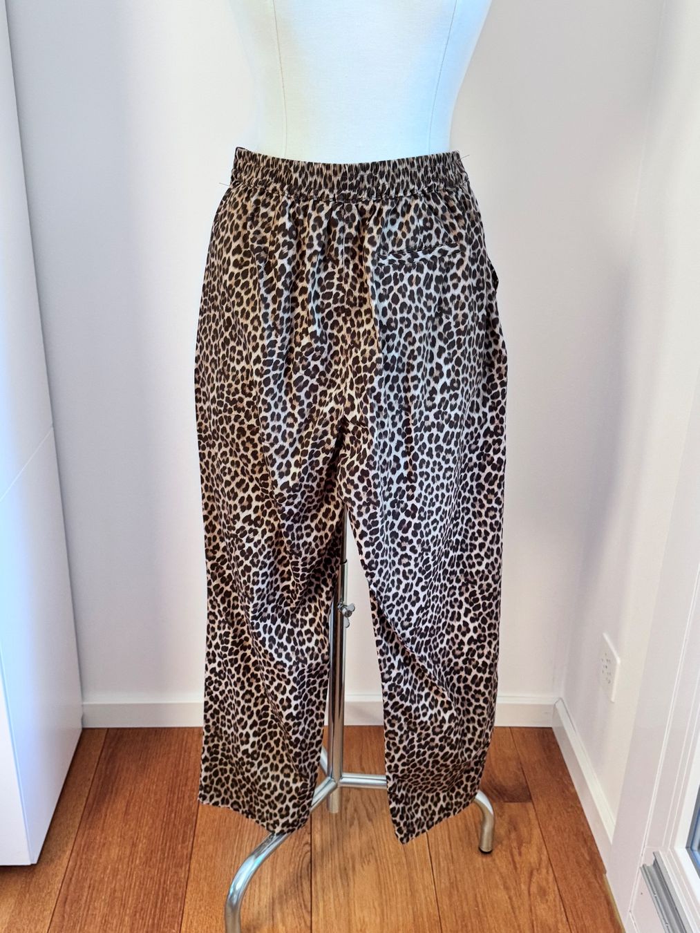 Pantaloni: Leichte Hose mit Leo-Muster – Nuovo (secondo la descrizione) da Mörschwil venduto da Mirka019 1