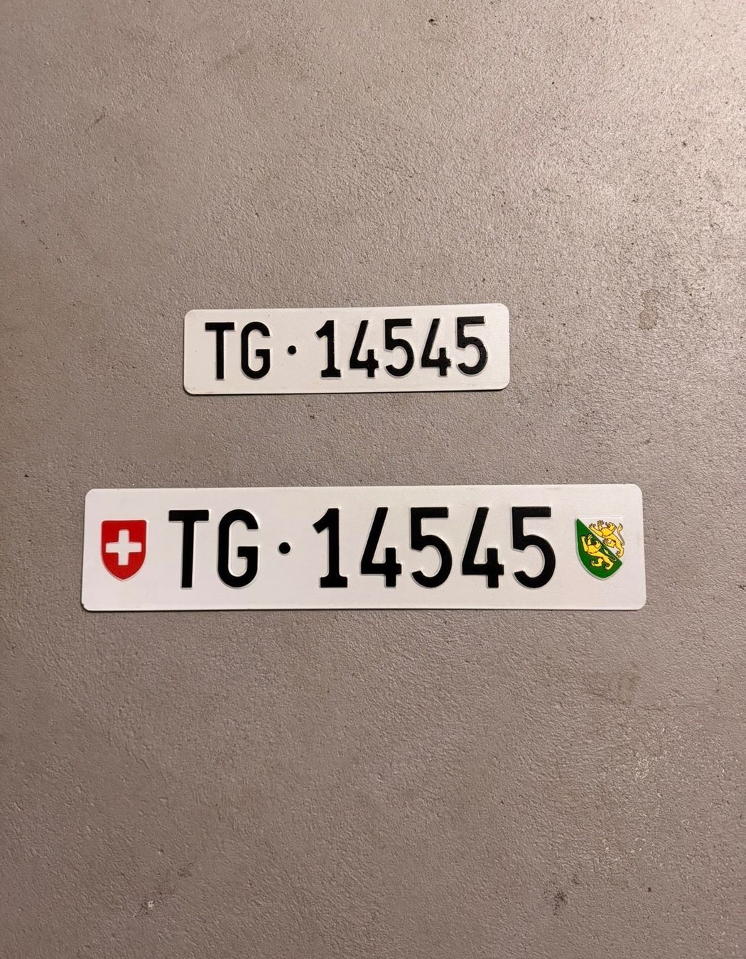 Insegne: Kontrollschild TG 145 45 inkl. 3tem rotem Schild – Usato da Freidorf TG venduto da Hariboman84