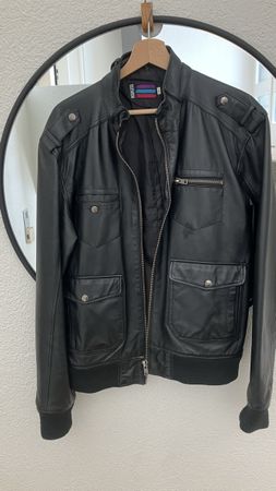 Stylische schwarze Lederjacke Grösse XL (eher L)