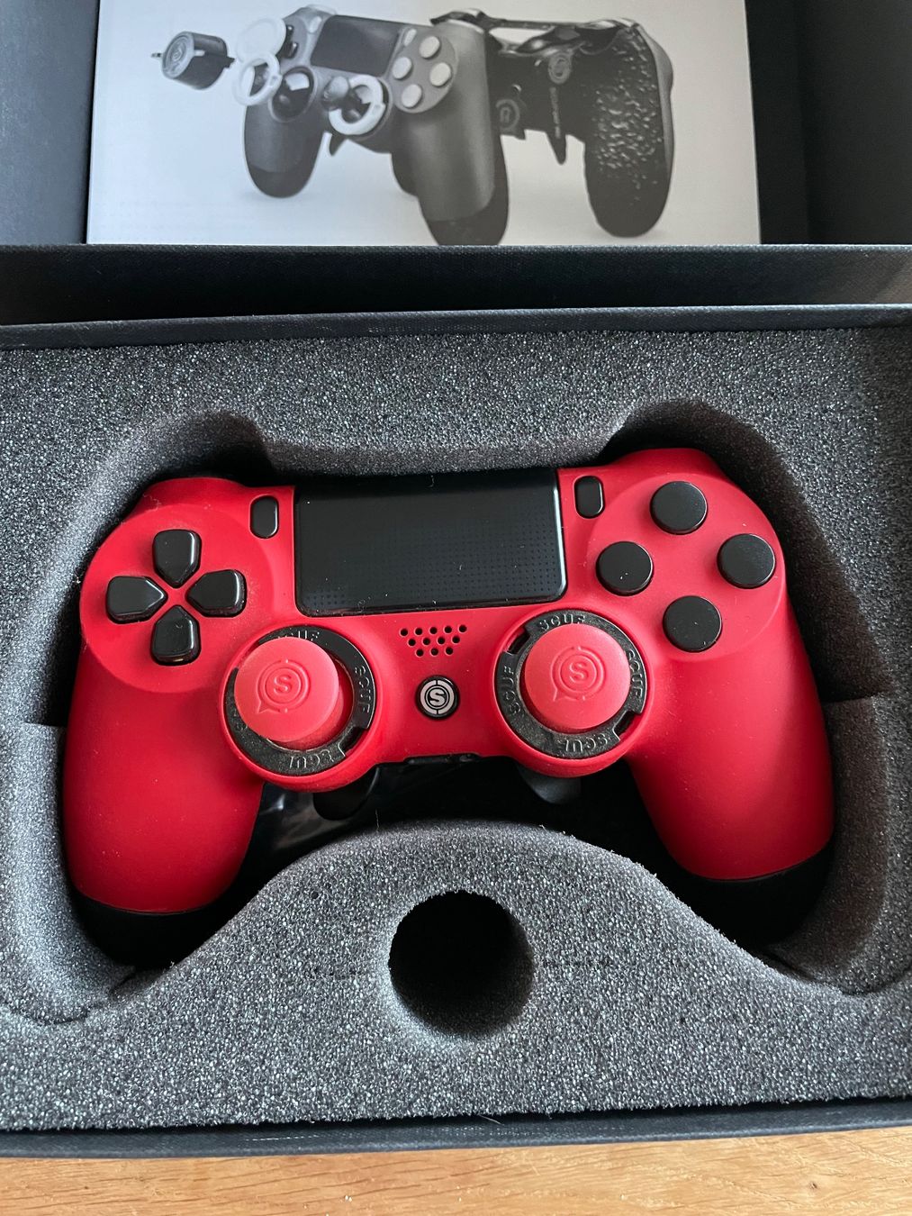 Controller: Scuf PS4 Pro Controller Rot - Neuwertig, Top Zustand! – Usato da Lenzburg venduto da mar_krj6 1