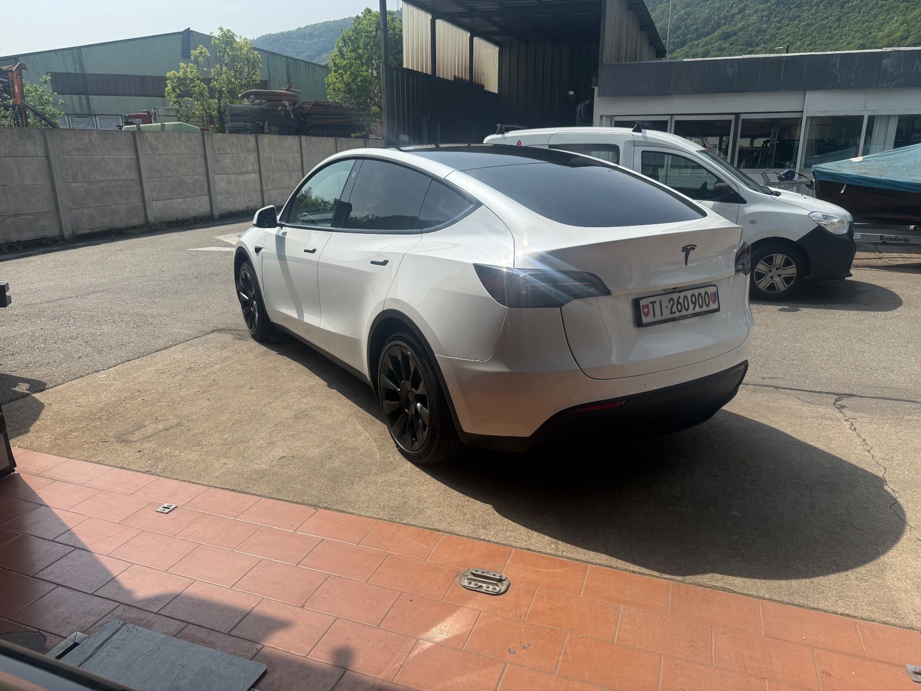 Tesla Automobili: Tesla Model Y Dual Motor Long Range 09.2022 – Usato da Riva San Vitale venduto da tft96 2