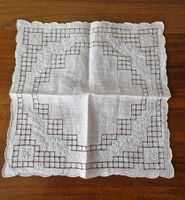 Taschentuch mit Stickerei