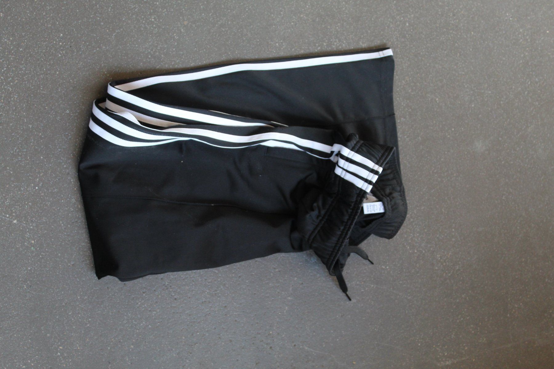 Adidas Pantalons: Trainerhose Grösse 158 adidas – D'occasion à St. Gallen par Amelie_73 3