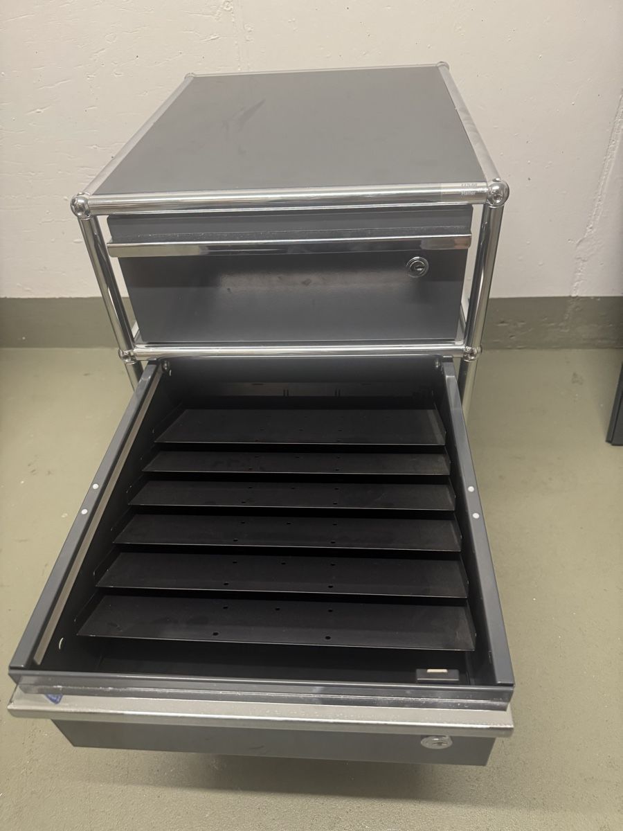 USM Eléments de bureau: Rollcontainer Anthrazit 3 Schubladen mit Schlösser – D'occasion à Gansingen par Kbach5 3