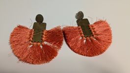Boho Statement-Ohrringe – Lachs/Koralle – Quasten & Messing