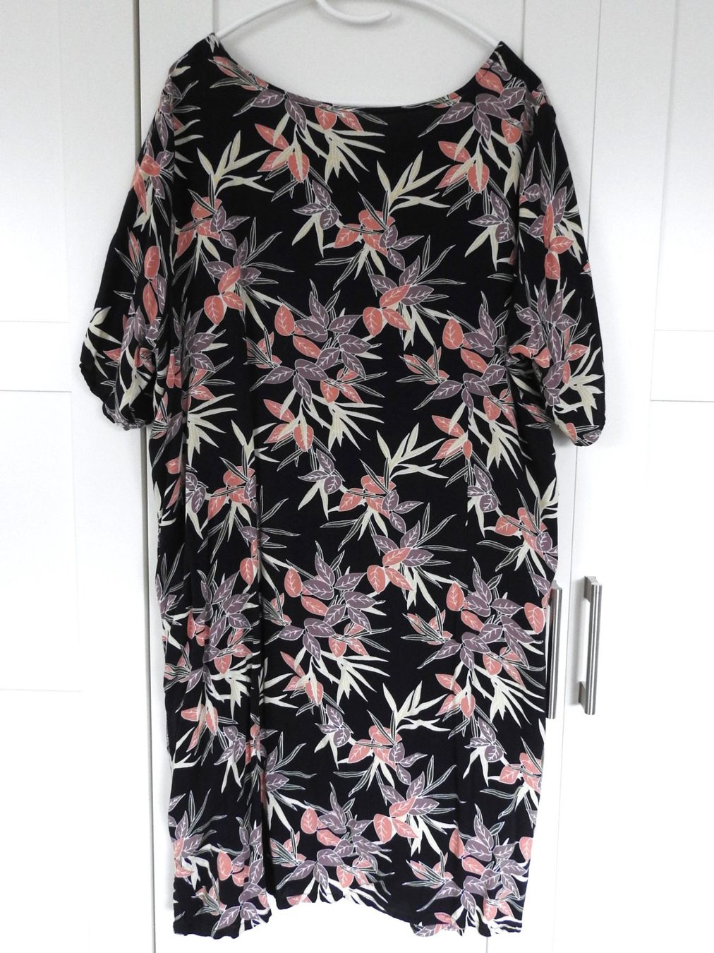 Vero Moda Vestiti: Freizeitkleid, JUNAROSE, Dunkelblau mit Blumen, Grösse 48 – Usato da Büttenhardt venduto da LexyMara 2
