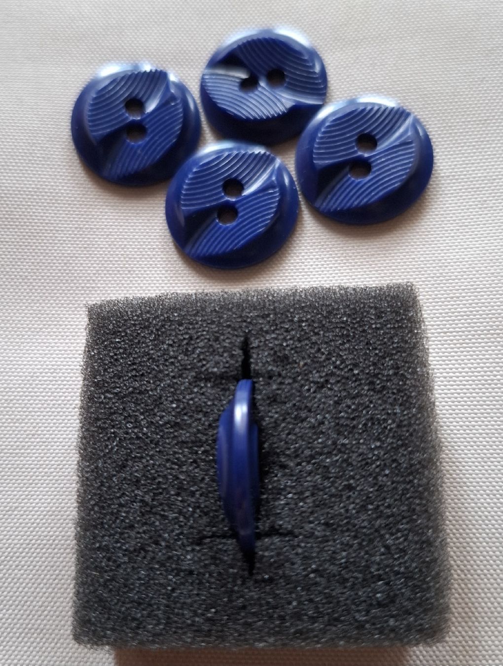 Knöpfe: 5 blaue Knöpfe, 20 mm. – Gebraucht aus Dietikon von Hirschkopf 4