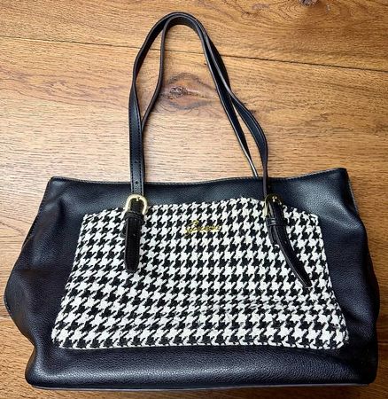 Sehr schöne Guess Handtasche wegen Nichtgebrauch sehr günsti