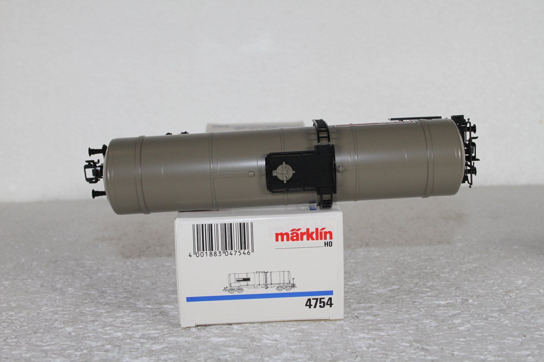 Märklin Modellini di ferrovie: Märklin 4754 Esso Kesselwagen – Usato da Triesen venduto da cor_62ts 6