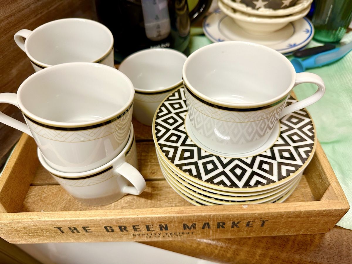 Set di piatti: Kaffeegeschirr / Teegeschirr mit gold – Usato da Bassersdorf venduto da Stebefasa 1
