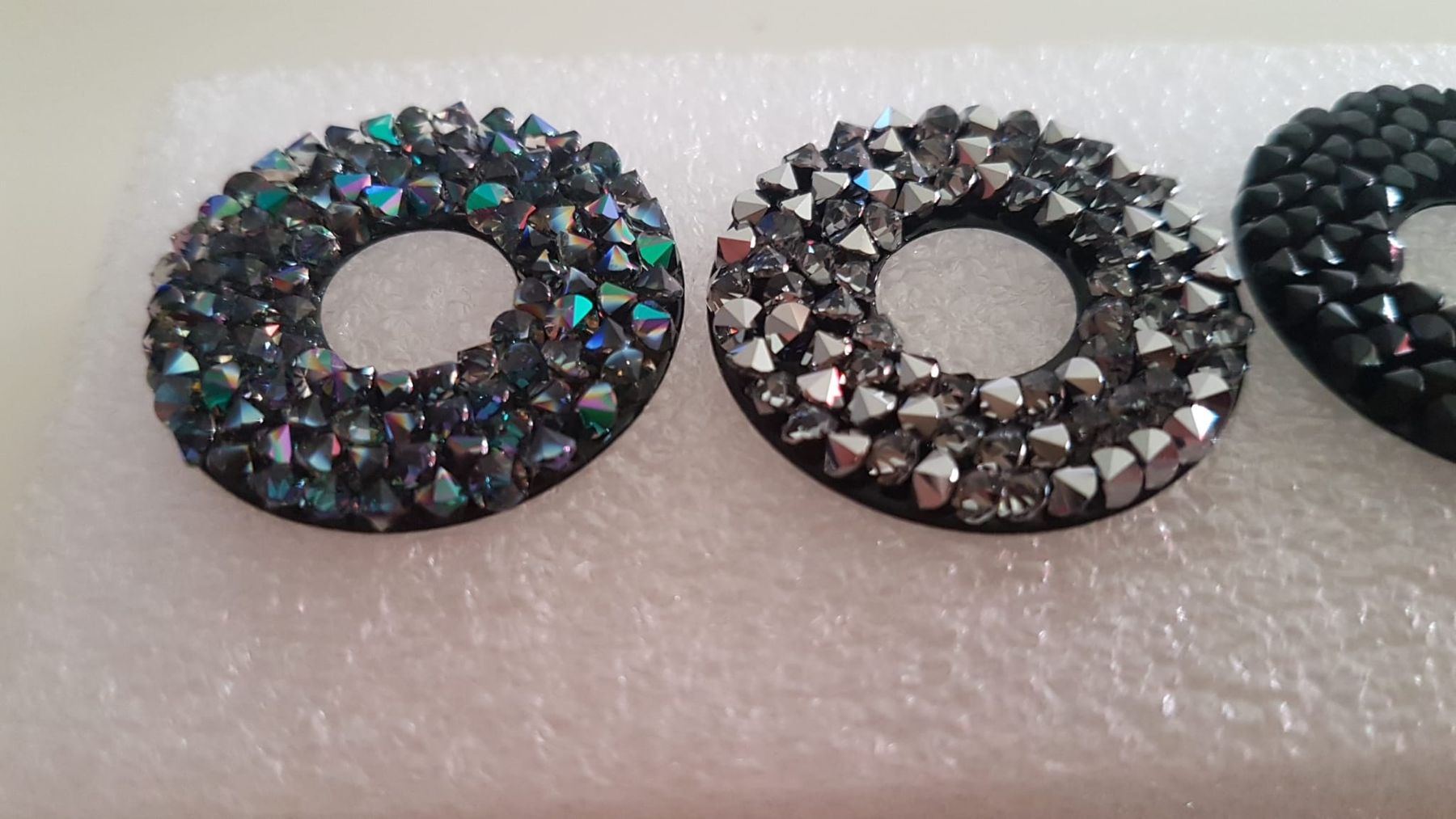 Swarovski Statuette: Swarovski CRYSTAL ROCKS Donut  2St. 4 Farben. – Nuovo (secondo la descrizione) da Zürich venduto da 280_yc86 4