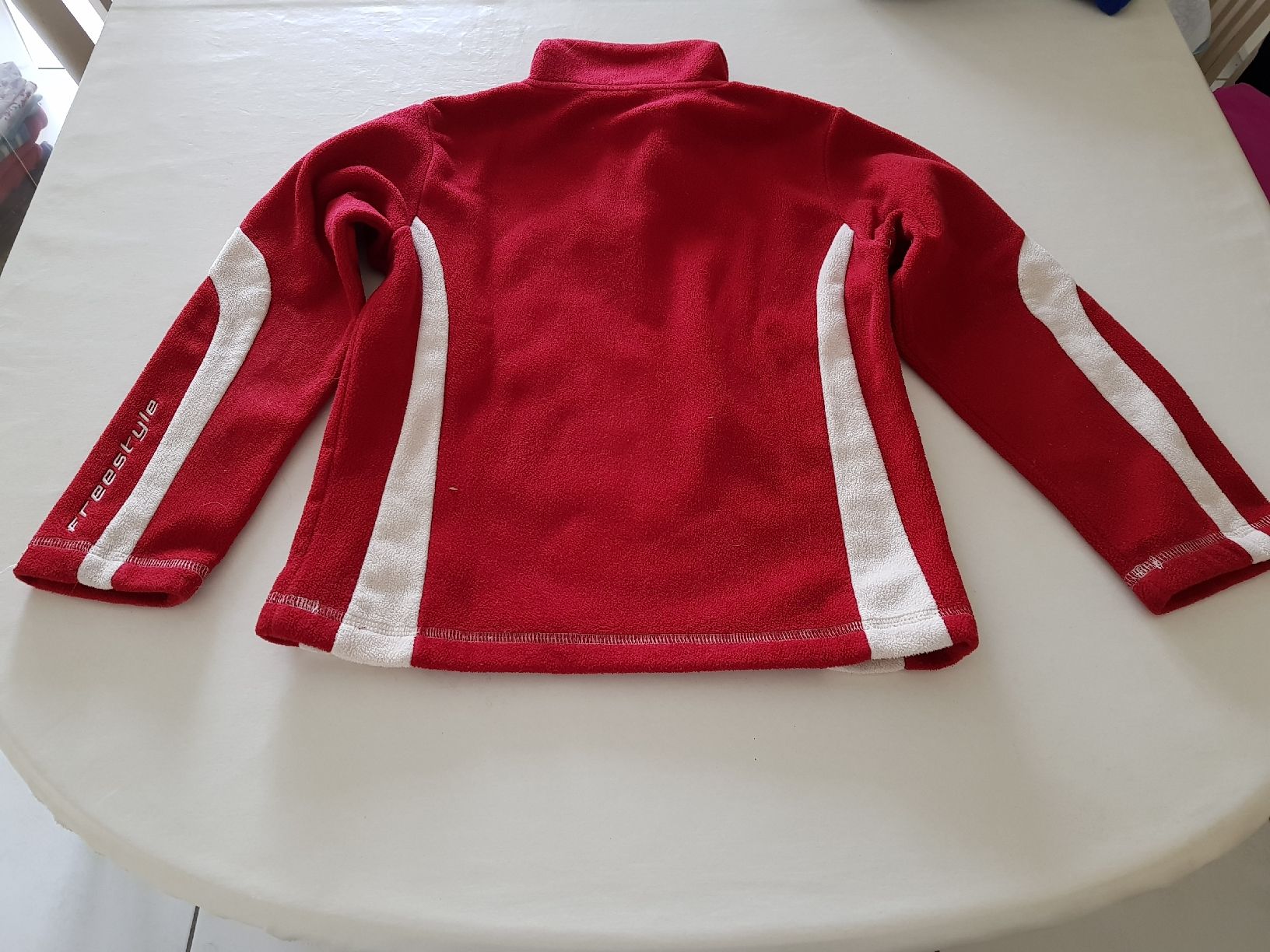 Kleiderpakete: pull – Gebraucht aus Hermance von Triplebizzo 1