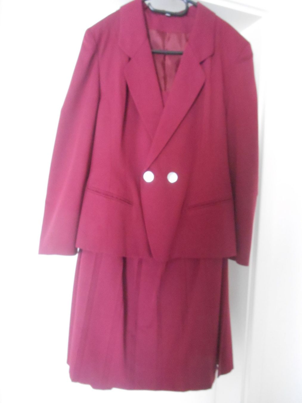 Costumes: Bordeauxfarbiges Kostüm Gr. 38 – Neuf (Voir description) à Nussbaumen AG par MollyBI-20