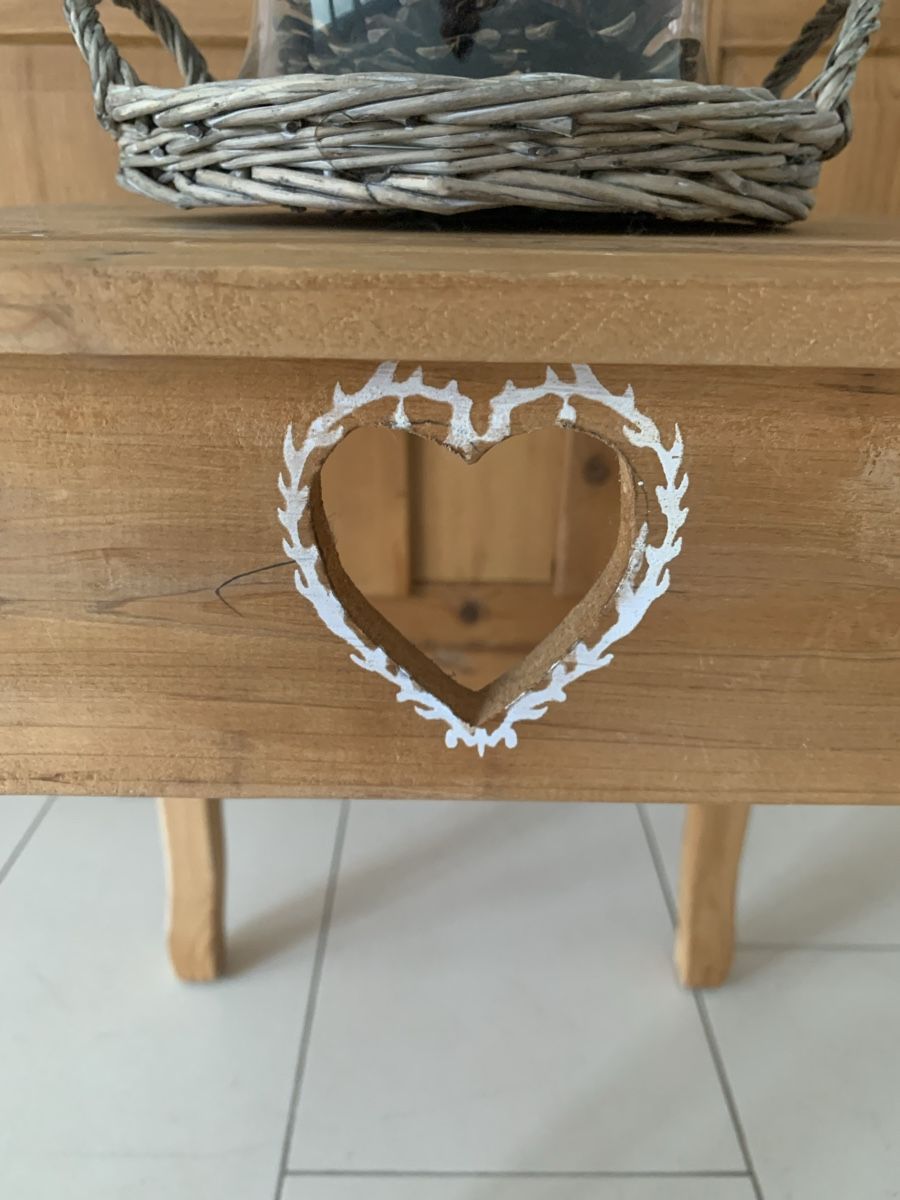 Tische: Holztischli mit Herz-Ausschnitt Shabby Chic – Gebraucht aus Ellikon an der Thur von Bali1999 1