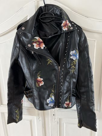 💕Neue schwarze Lederjacke mit Blumendetails Gr. M