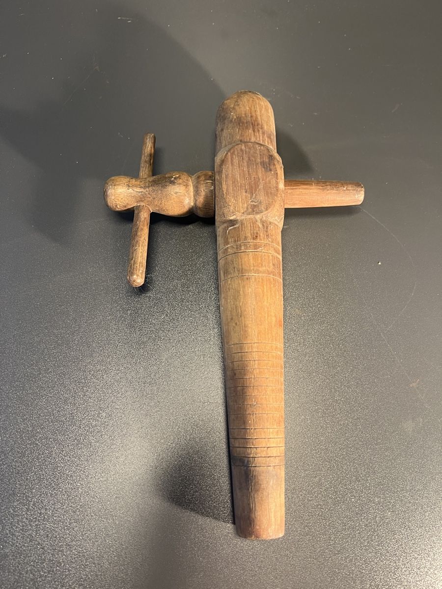 Rubinetteria: Ancien robinet de tonneau en bois – Usato da La Neuveville venduto da XavierLuke 1