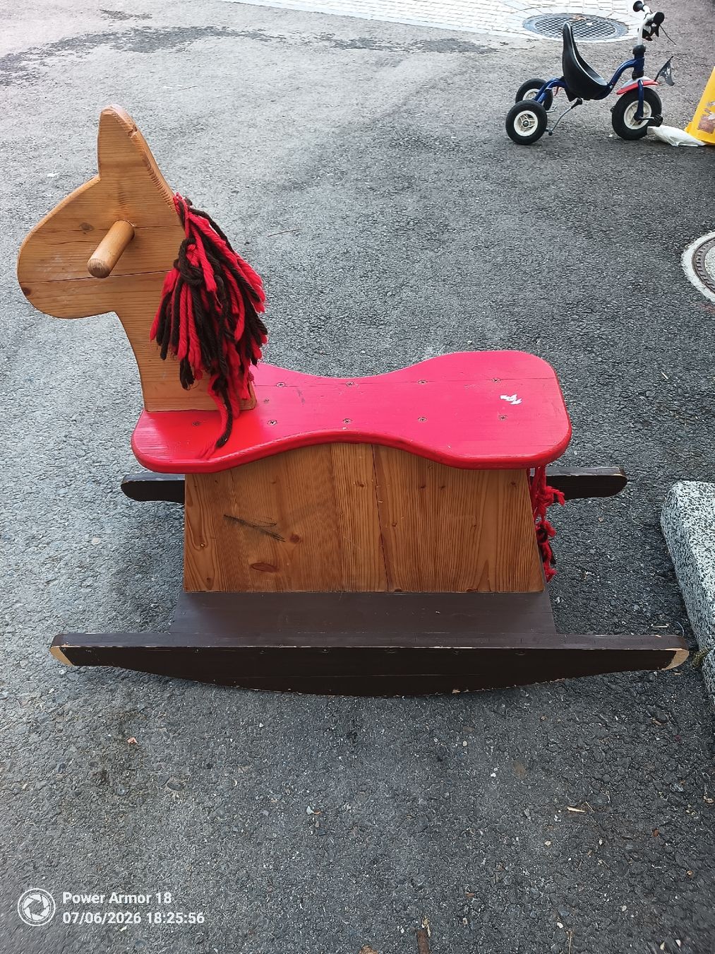 Jouets: Schaukelpferd Holz rot  – D'occasion à Bargen SH par sti_drf8